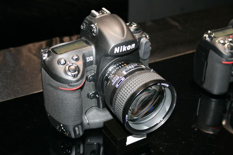 Illustration for article titled Hands On D3 and D300 Impressions: Beefy and Beautiful